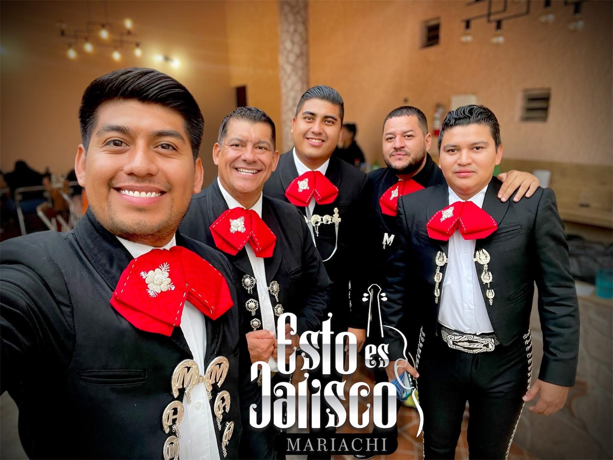 Mariachi Esto Es Jalisco tocando